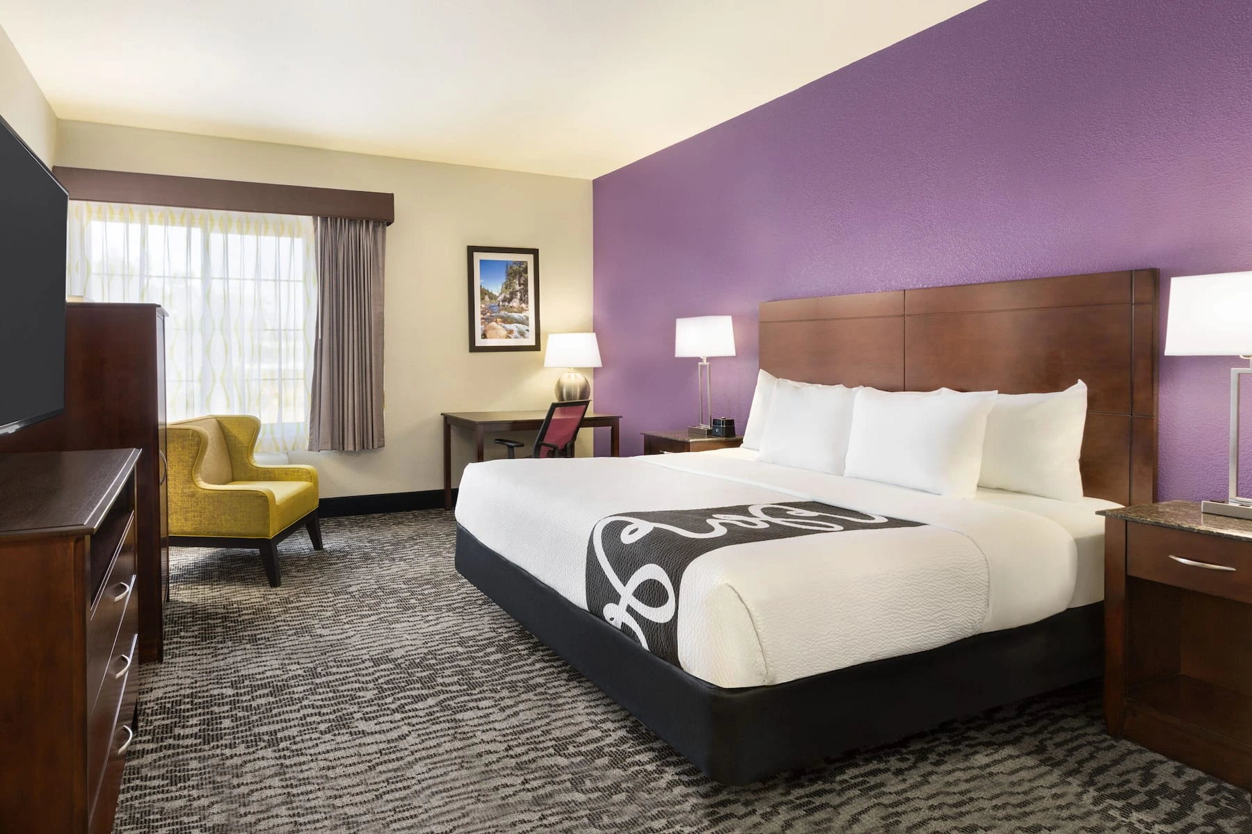 Room with one king bed